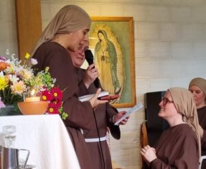 Profesión de Dolores (Loli) Pizarro en la fraternidad de las Hermanas Pobres de Pto. Esperanza