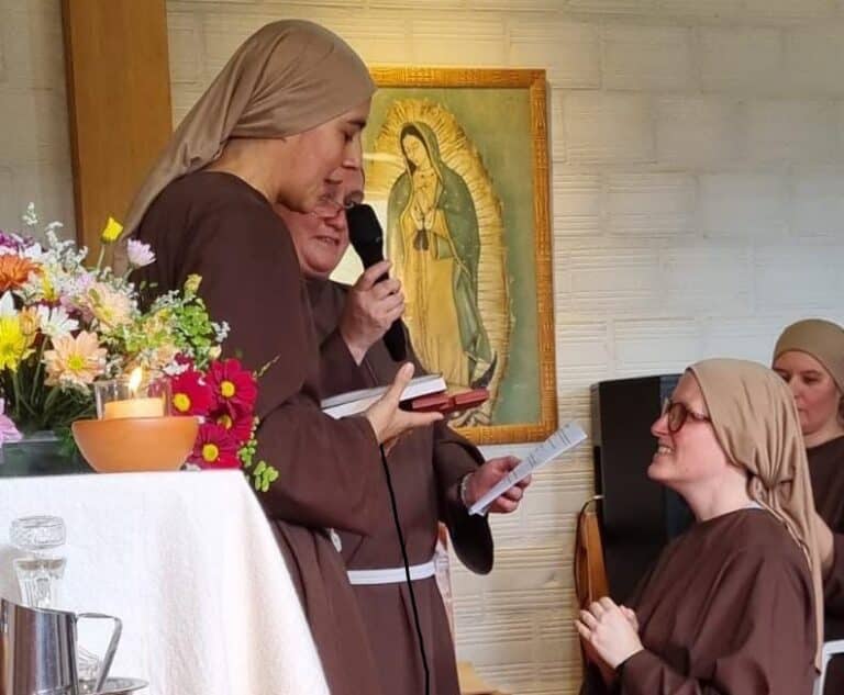 Profesión de Dolores (Loli) Pizarro en la fraternidad de las Hermanas Pobres de Pto. Esperanza